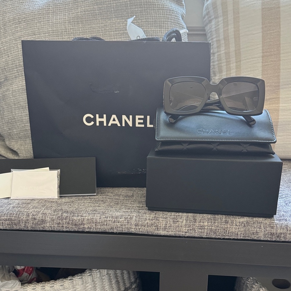Authentic CHANEL Elegant Black Sunglasses